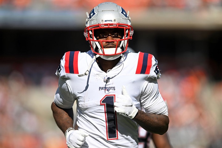 New England Patriots wide receiver DeVante Parker skriver på ett treårigt avtal